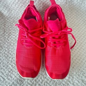 Puma pink atletic shoes great condition size 7